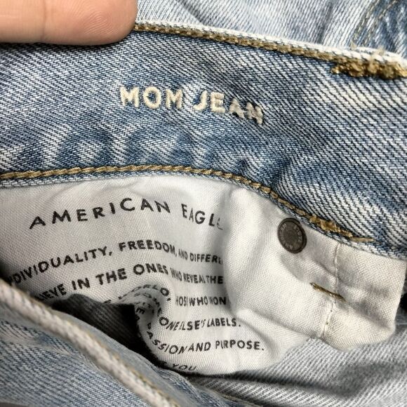 American Eagle Mom Jeans Wmns 6R Blue Stonewash Faded Distressed Whiskered Rips - Picture 11 of 13